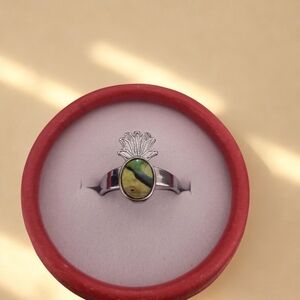 Elegant Silver and Green Women's Ring